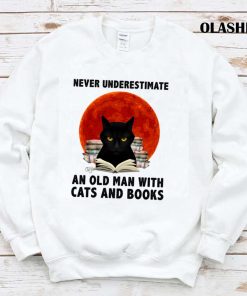 Black Cat Never Underestimate An Old Man With Cats And Books T-shirt Black Cat Never Underestimate An Old Man With Cats And Books T-shirt
