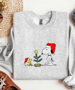 Snoopy Christmas Tree Vintage Sweatshirt Trendy Snoopy Pullover Cute Holiday Crewneck Snoopy Sweatshirt Snoopy Christmas Sweatshirt Peanuts Hoodie new